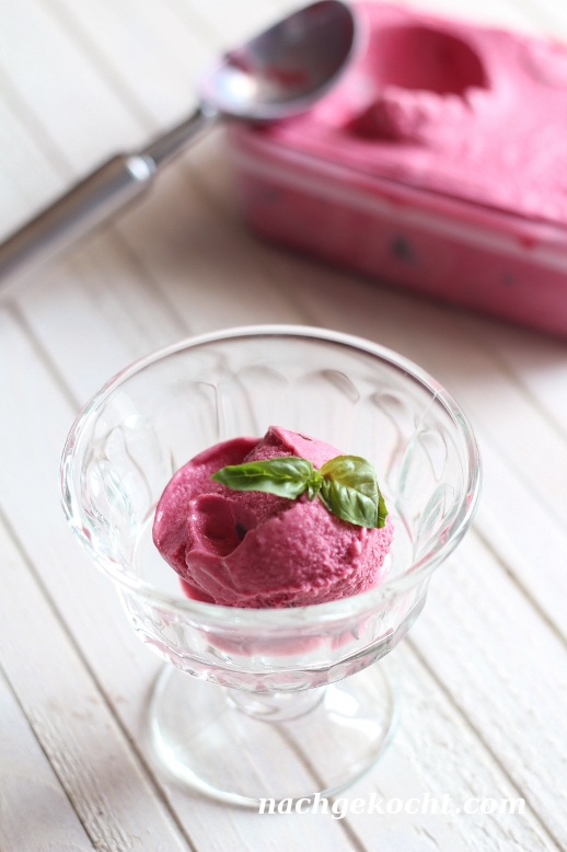 Joghurt-Eis mit Kirschen und Basilikum – Nachgekocht